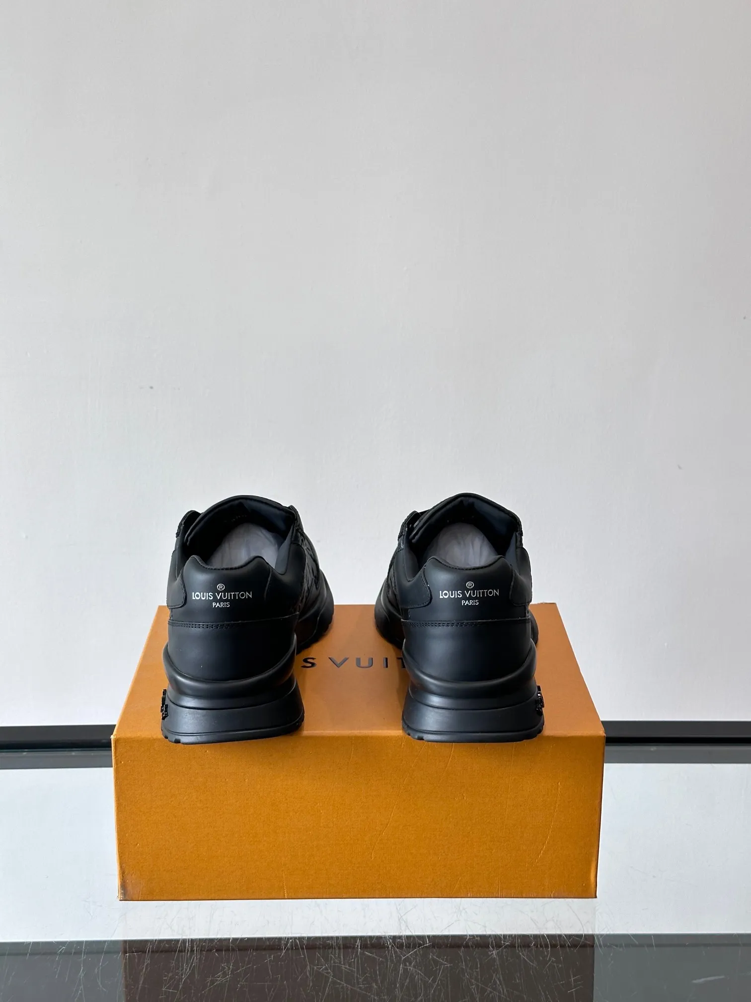 Men's Men's Shoes 💰500 [New Style] 🐡🐡LV🆕RUN AWAY sneakers, this Run Away sneaker is made of first-layer cowhide leather and breathable original material. The wedge-shaped rubber outsole continues the running shoe design, embellished with Monogram flowers, the L V letter is marked on the tongue, and the Louis Vuitton Paris logo is embellished on the back. Paired with brand logo cotton feet, the mesh lining and heel are spliced ​​and wrapped in cowhide, making the upper foot comfortable and breathable! size: 39-44 (38.45.46 customized)